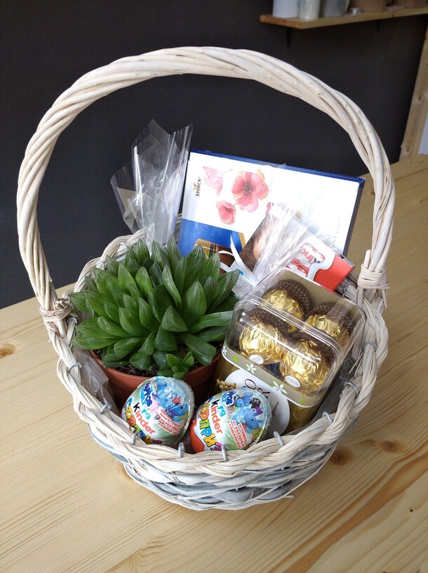 Подарок, артикул F86748 - 4600 рублей, доставка по городу. Flawery - доставка цветов