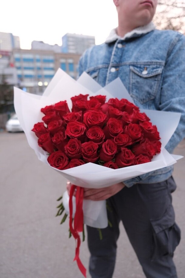 41 красная роза, артикул F110239 - 24158 рублей, доставка по городу. Flawery - доставка цветов