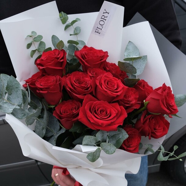 Букет алых роз, артикул F1116488 - 10981 рублей, доставка по городу. Flawery - доставка цветов