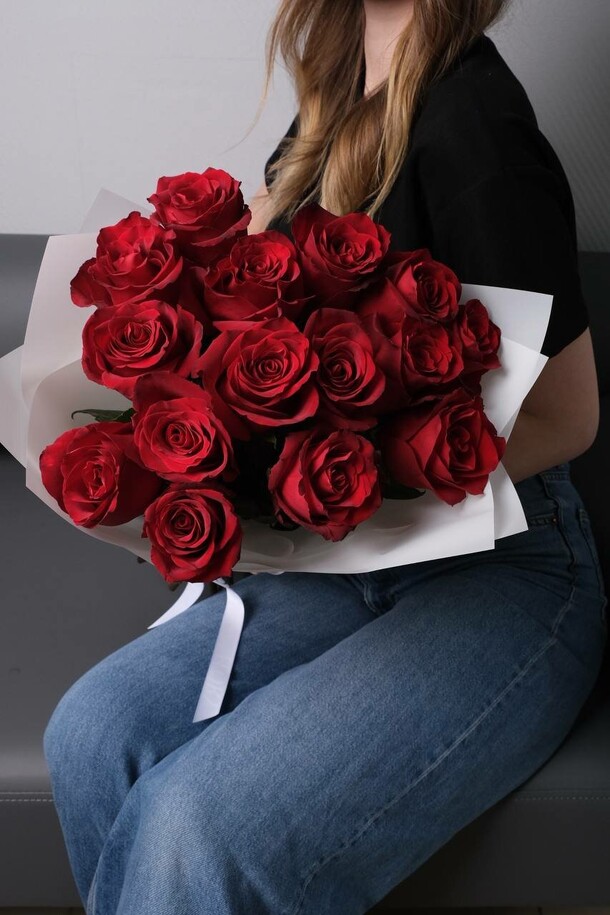 Букет из 15 красных роз, артикул F1271851 - 9517 рублей, доставка по городу. Flawery - доставка цветов