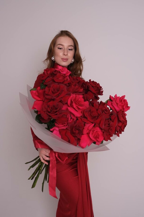 Монобукет французских роз, артикул F1271880 - 19253 рублей, доставка по городу. Flawery - доставка цветов