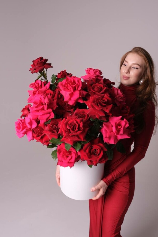 Коробка французских роз, артикул F1271881 - 32064 рублей, доставка по городу. Flawery - доставка цветов