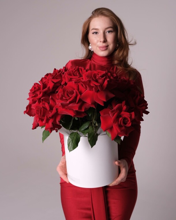 Коробка французских роз, артикул F1271889 - 15813 рублей, доставка по городу. Flawery - доставка цветов