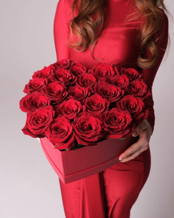 Коробка в виде сердца с красными розами, артикул F1271900 - 15594 рублей, доставка по городу. Flawery - доставка цветов