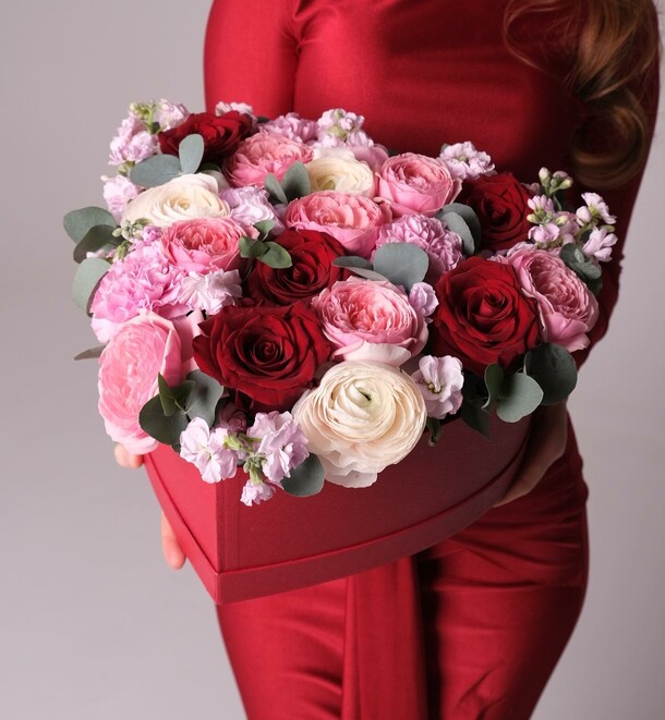 Сборная коробка в виде сердца, артикул F1271901 - 16838 рублей, доставка по городу. Flawery - доставка цветов