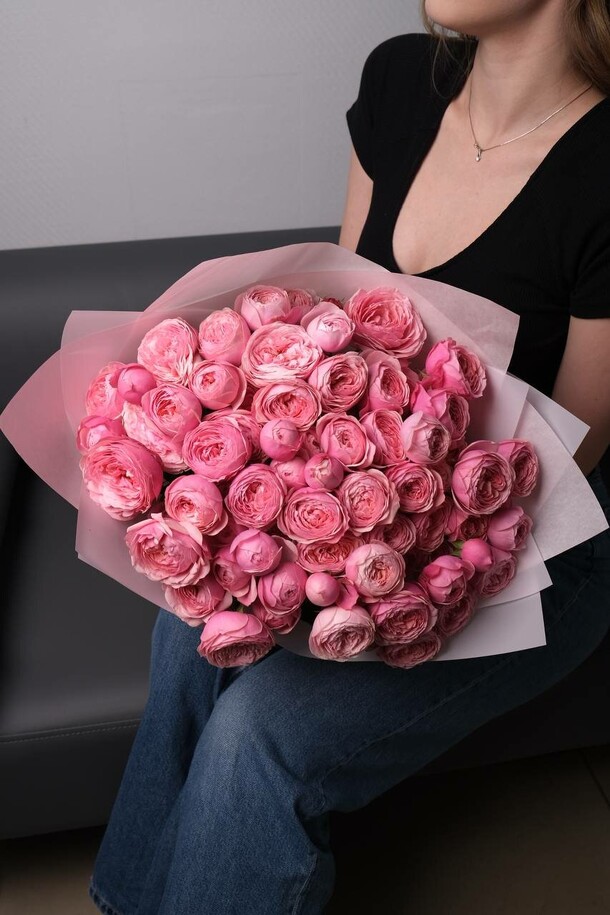 Монобукет кустовых пионовидных роз, артикул F1273003 - 18302 рублей, доставка по городу. Flawery - доставка цветов