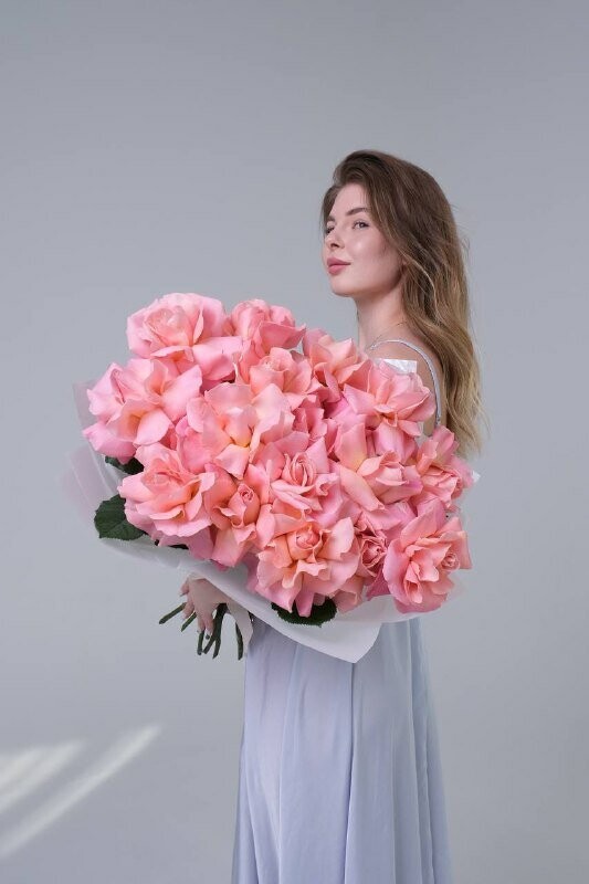 Монобукет французских роз, артикул F1282741 - 13543 рублей, доставка по городу. Flawery - доставка цветов