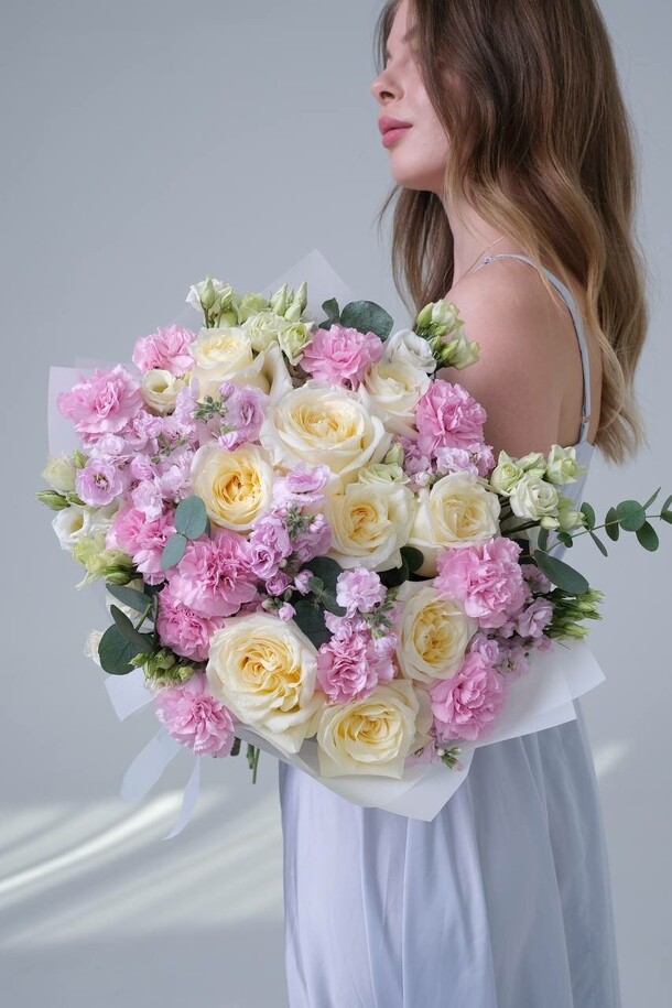 Сборный букет с пионовидными розами, артикул F1282749 - 18302 рублей, доставка по городу. Flawery - доставка цветов