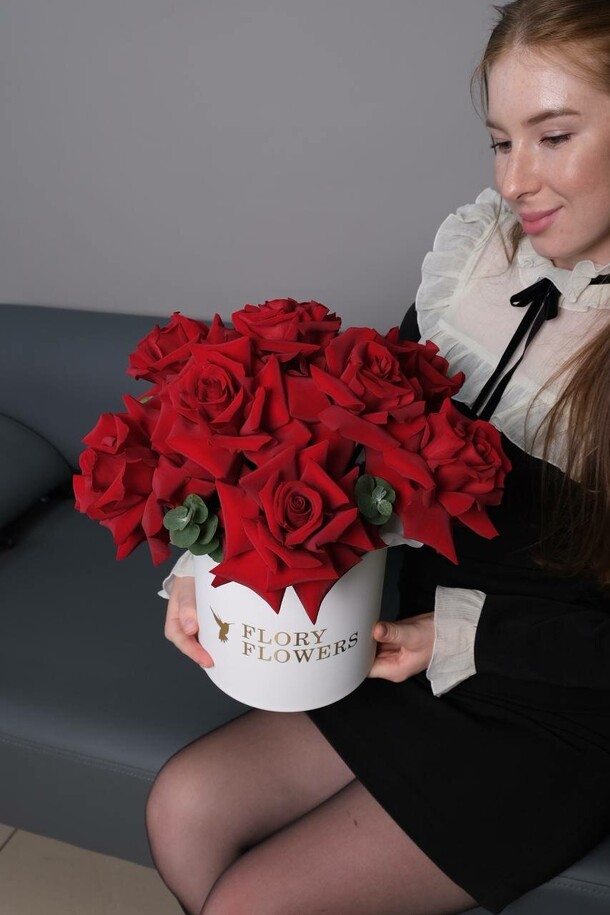 Коробка с французскими розами, артикул F1318850 - 9149 рублей, доставка по городу. Flawery - доставка цветов