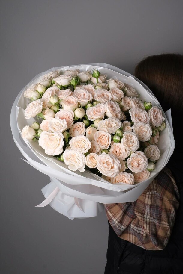 Букет кустовых роз, артикул F1323503 - 18302 рублей, доставка по городу. Flawery - доставка цветов