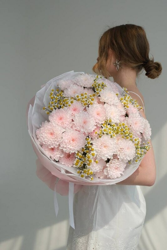 Букет из ромашек и хризантем, артикул F1425529 - 8250 рублей, доставка по городу. Flawery - доставка цветов