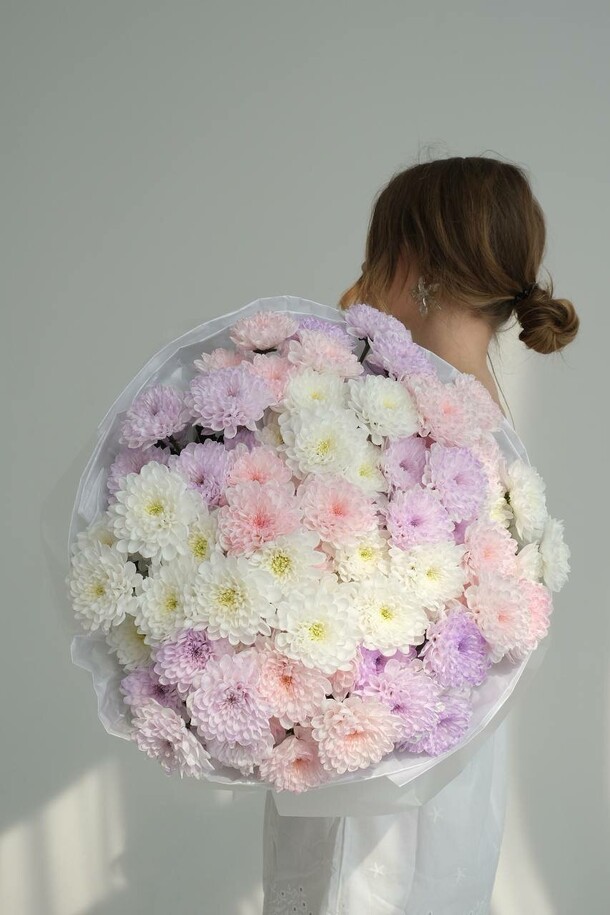 Букет из нежных хризантем, артикул F1425530 - 9515 рублей, доставка по городу. Flawery - доставка цветов