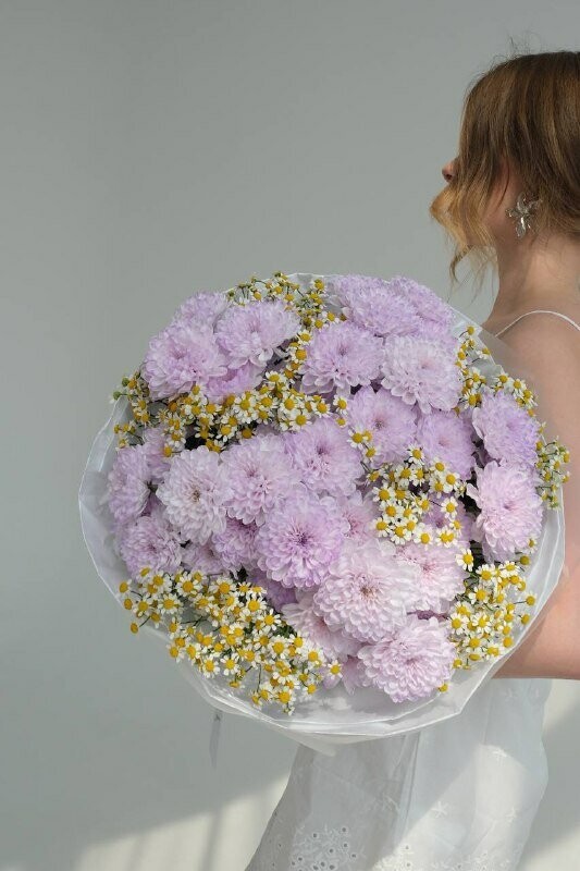 Букет из хризантем и ромашек, артикул F1425531 - 8250 рублей, доставка по городу. Flawery - доставка цветов