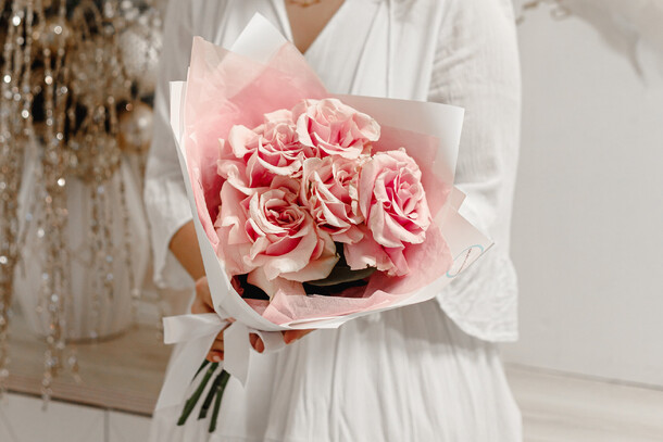 Букет из кружевных роз, артикул F1154247 - 3000 рублей, доставка по городу. Flawery - доставка цветов