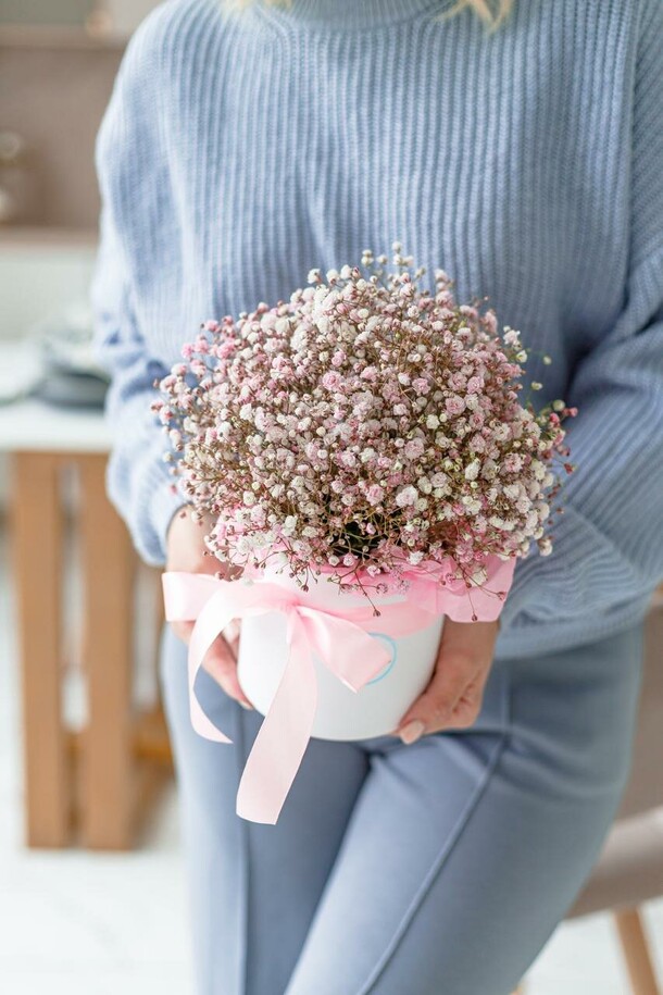 Композиция из гипсофилы клубничка, артикул F1399511 - 2400 рублей, доставка по городу. Flawery - доставка цветов