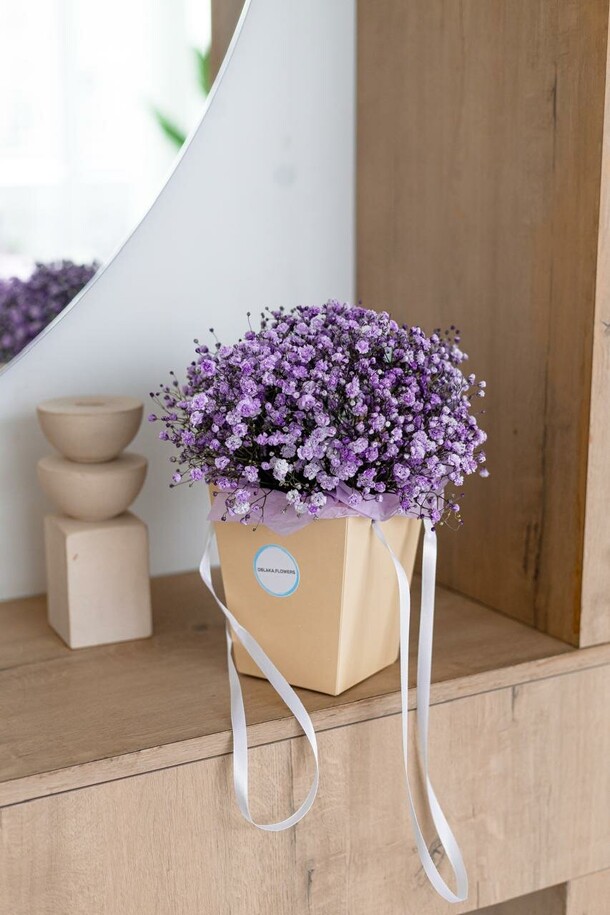 Сиреневая сумочка из гипсофилы, артикул F1399553 - 2400 рублей, доставка по городу. Flawery - доставка цветов