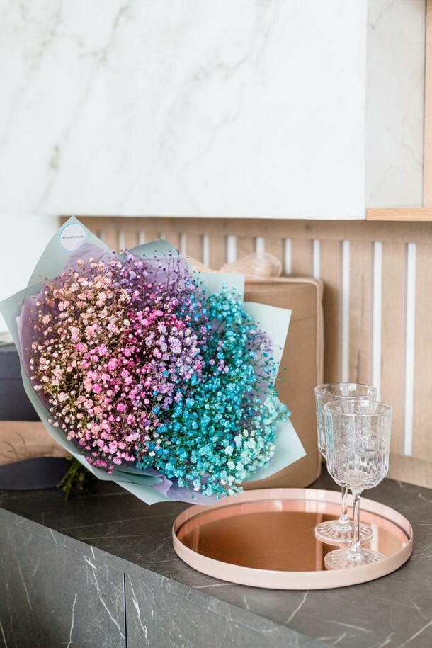 Букет из гипсофилы радужный единорог, артикул F1399693 - 2400 рублей, доставка по городу. Flawery - доставка цветов