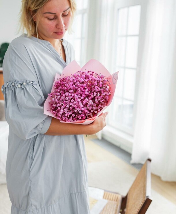 Букет из гипсофилы малиновый, артикул F1399699 - 2400 рублей, доставка по городу. Flawery - доставка цветов