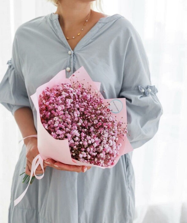 Букет из гипсофилы клубничный десерт, артикул F1399707 - 2400 рублей, доставка по городу. Flawery - доставка цветов