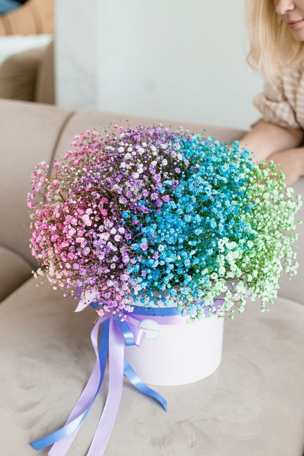 Радуга из гипсофилы в шляпной коробке, артикул F1399745 - 9850 рублей, доставка по городу. Flawery - доставка цветов