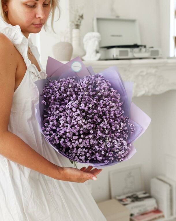 Черная смородина, букет из гипсофилы, артикул F1399766 - 4350 рублей, доставка по городу. Flawery - доставка цветов