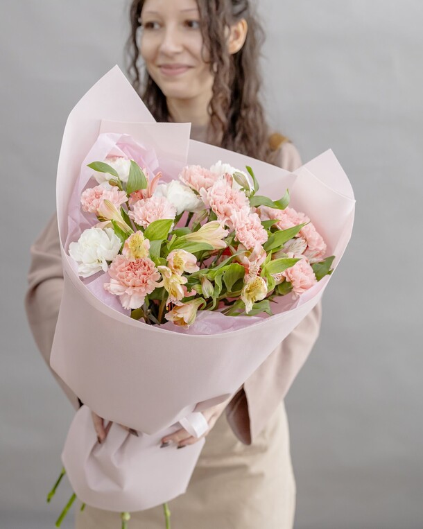 Букет со стойкими альстромериями и диантусами, артикул F1403744 - 4250 рублей, доставка по городу. Flawery - доставка цветов