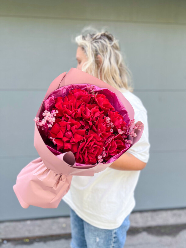 Букет с красными розами и лепидиумом, артикул F1444069 - 2500 рублей, доставка по городу. Flawery - доставка цветов