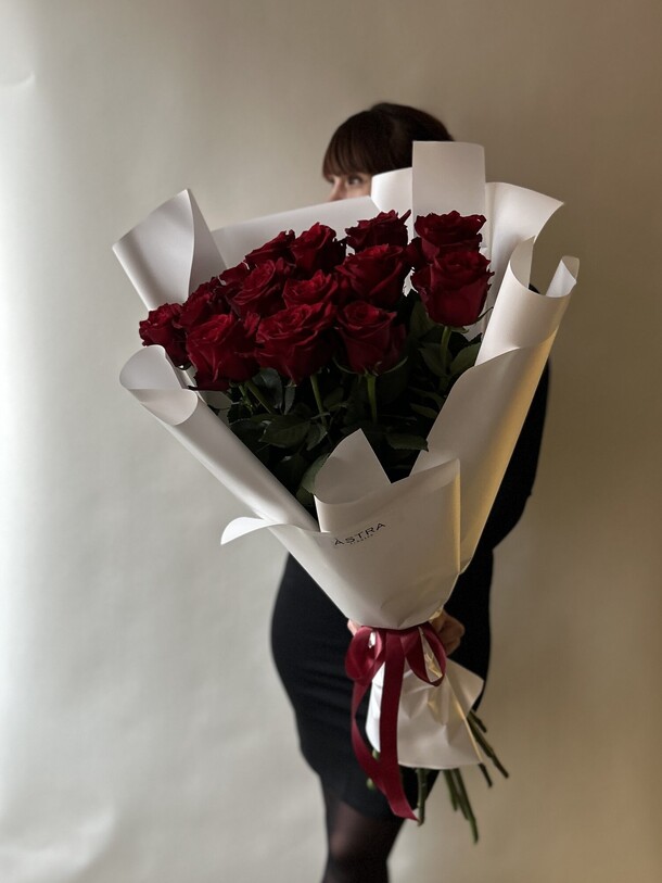 Букет из 15 красных роз, артикул F1118346 - 8200 рублей, доставка по городу. Flawery - доставка цветов