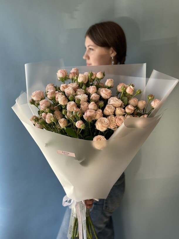 Букет из кустовых роз, артикул F1302371 - 9250 рублей, доставка по городу. Flawery - доставка цветов