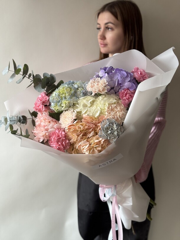 Букет все краски любви, артикул F1360768 - 7450 рублей, доставка по городу. Flawery - доставка цветов