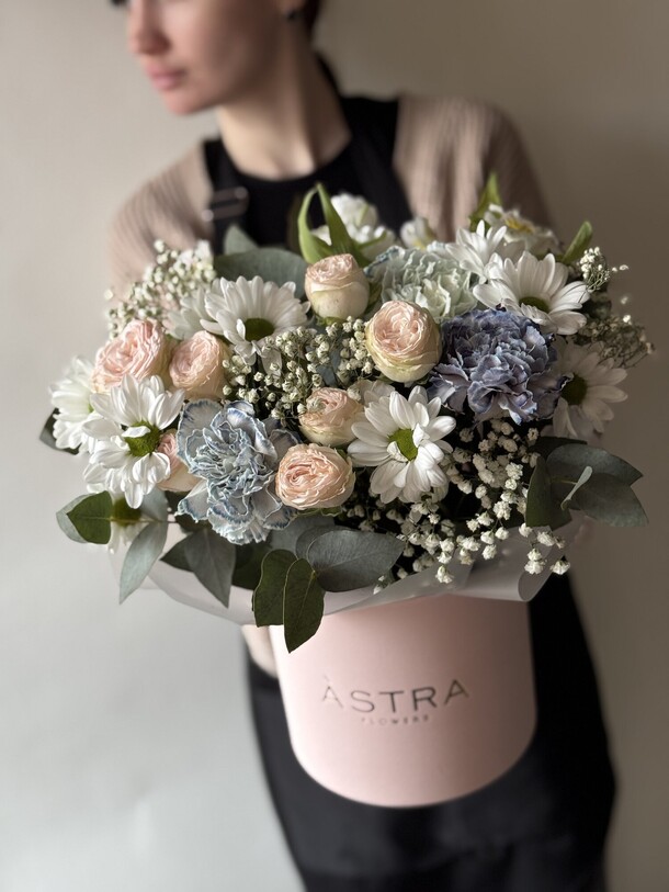 Цветы в коробке, артикул F1360771 - 4200 рублей, доставка по городу. Flawery - доставка цветов