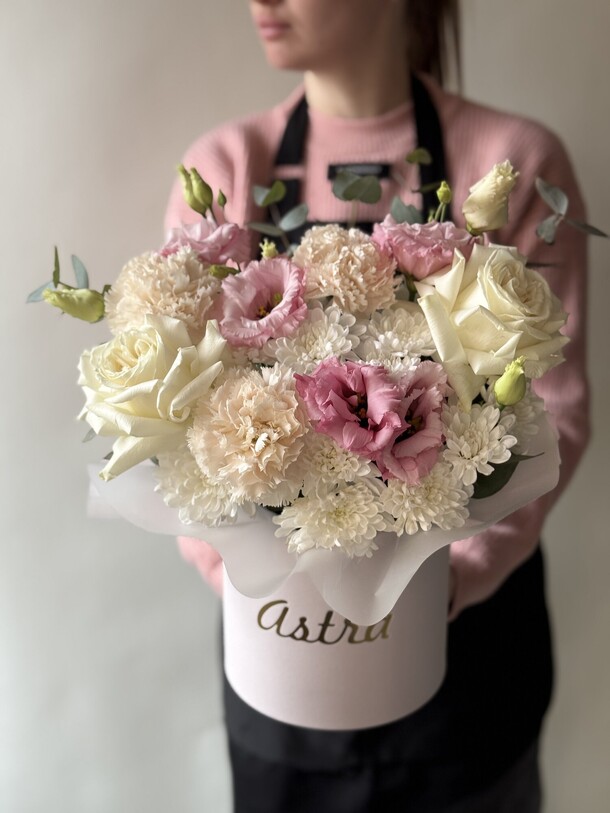 Цветы в коробке, артикул F1365797 - 3750 рублей, доставка по городу. Flawery - доставка цветов