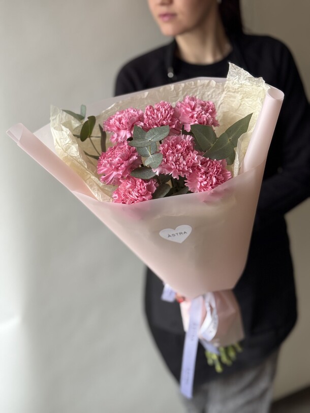 Букет из диантусов с эвкалиптом, артикул F1366192 - 2150 рублей, доставка по городу. Flawery - доставка цветов