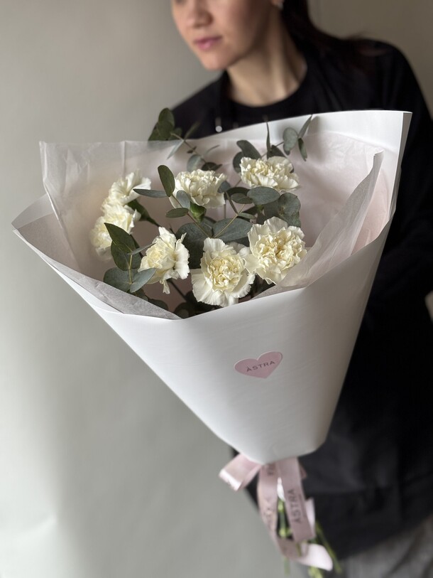 Букет из диантусов с эвкалиптом, артикул F1366195 - 2150 рублей, доставка по городу. Flawery - доставка цветов