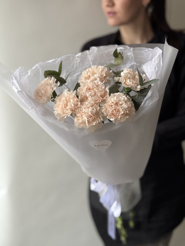 Букет из диантусов с эвкалиптом, артикул F1366198 - 2150 рублей, доставка по городу. Flawery - доставка цветов