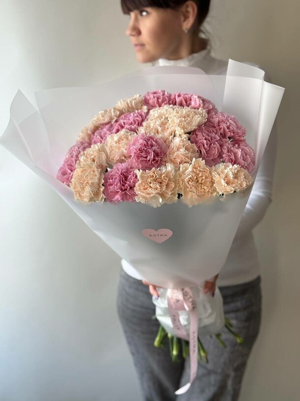 Монобукет из 25 гвоздик, артикул F1449012 - 5150 рублей, доставка по городу. Flawery - доставка цветов