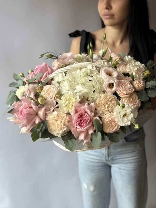 Корзина нежная, артикул F1449587 - 8350 рублей, доставка по городу. Flawery - доставка цветов