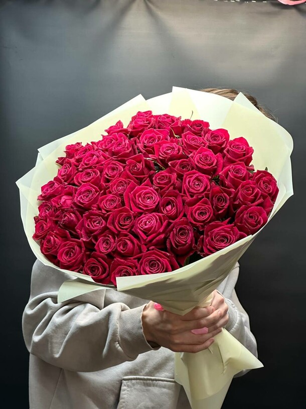 Букет из 51 малиновой розы, артикул F1238965 - 14868 рублей, доставка по городу. Flawery - доставка цветов