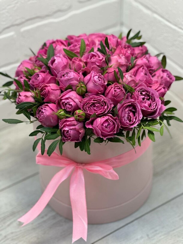 Букет роз в шляпной коробке, артикул F1239598 - 8652 рублей, доставка по городу. Flawery - доставка цветов