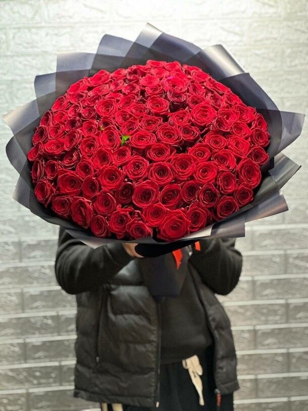 Букет 101 красная роза "пантера", артикул F1240056 - 24199 рублей, доставка по городу. Flawery - доставка цветов