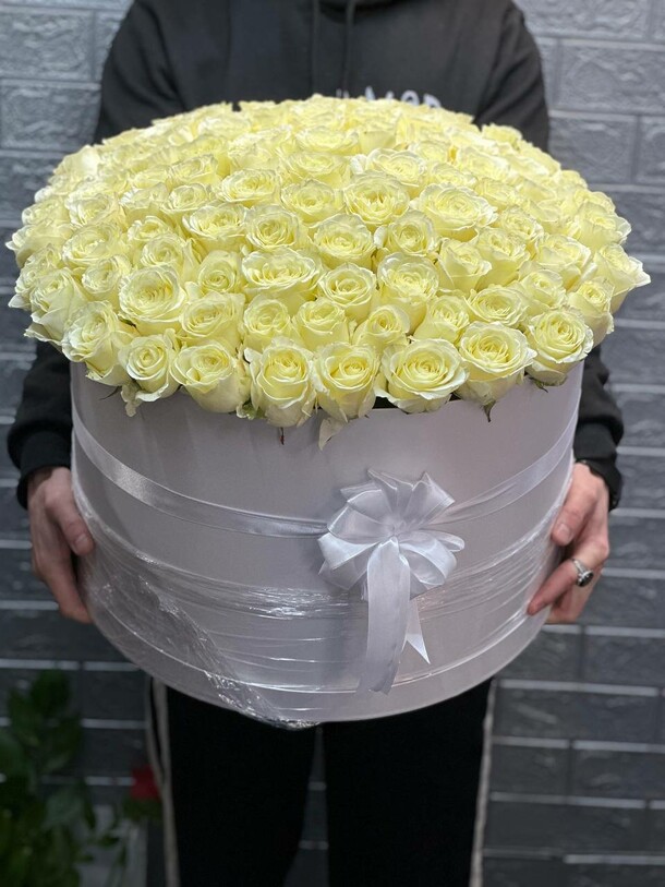 101 белая роза в коробке, артикул F1240061 - 25955 рублей, доставка по городу. Flawery - доставка цветов