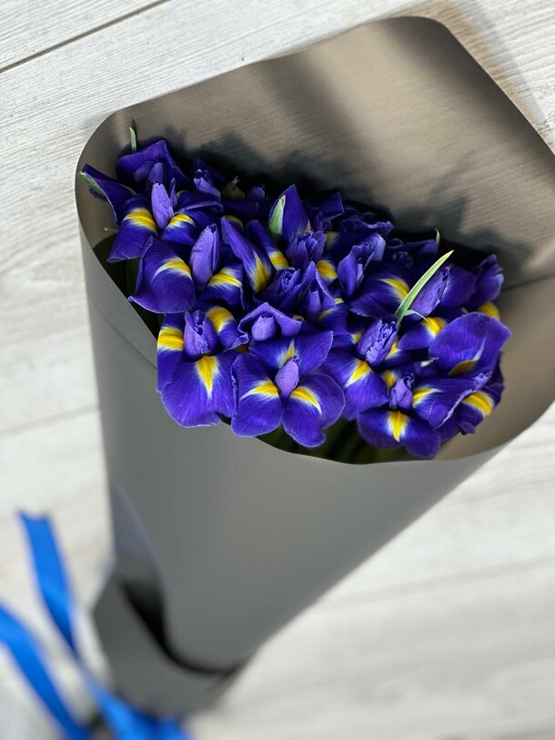 Букет синих ирисов "северное сияние", артикул F1240131 - 5990 рублей, доставка по городу. Flawery - доставка цветов