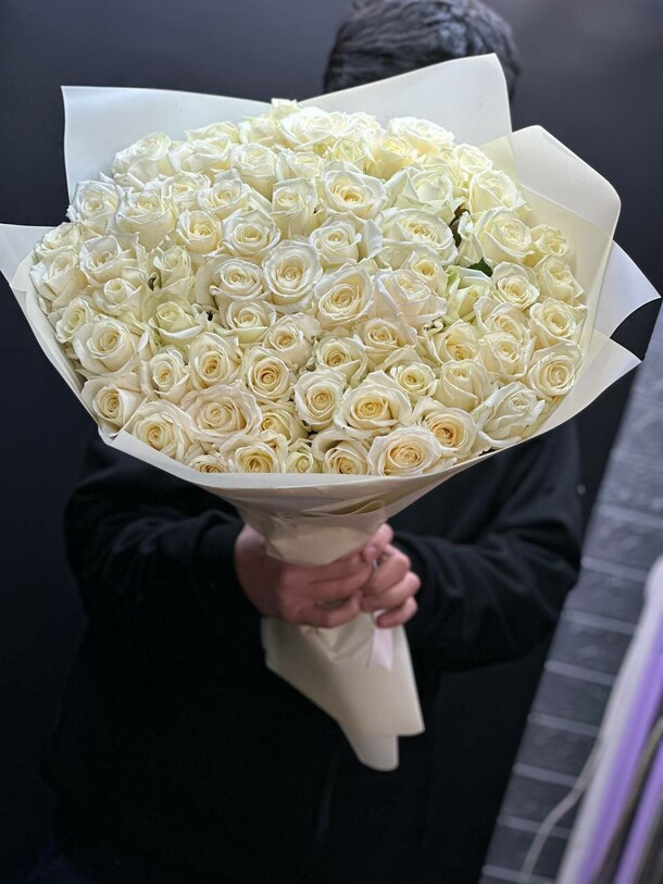 Букет 101 белая роза, артикул F1240136 - 29999 рублей, доставка по городу. Flawery - доставка цветов