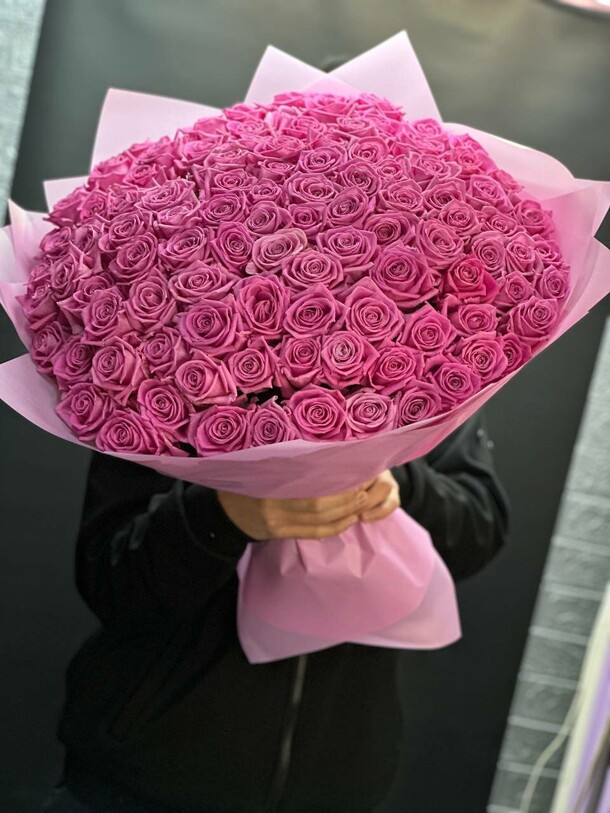 Букет 101 розовая роза, артикул F1240140 - 28999 рублей, доставка по городу. Flawery - доставка цветов