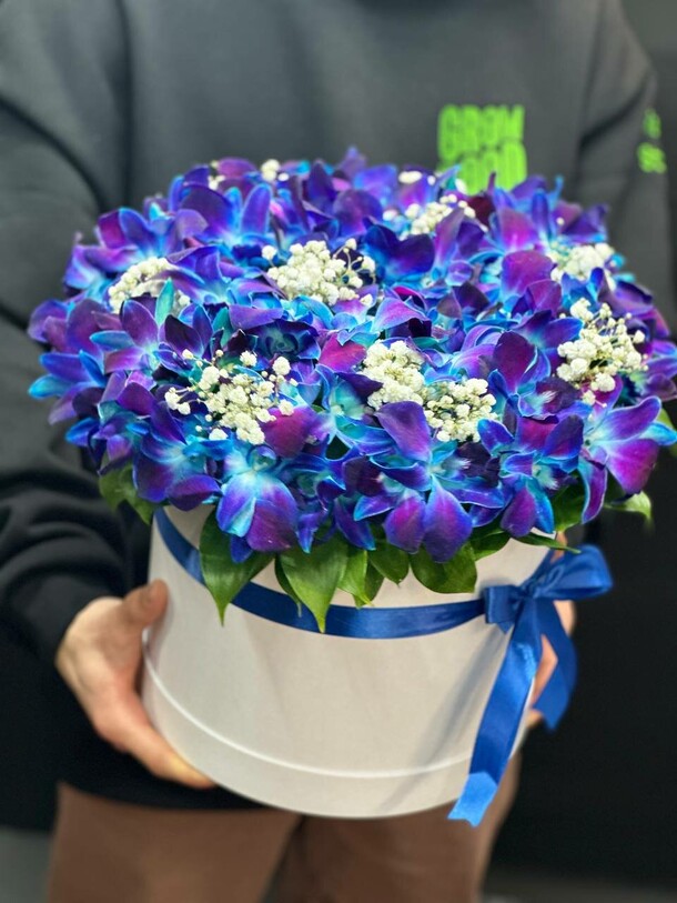 Орхидеи в шляпной коробке "комета", артикул F1240143 - 8652 рублей, доставка по городу. Flawery - доставка цветов