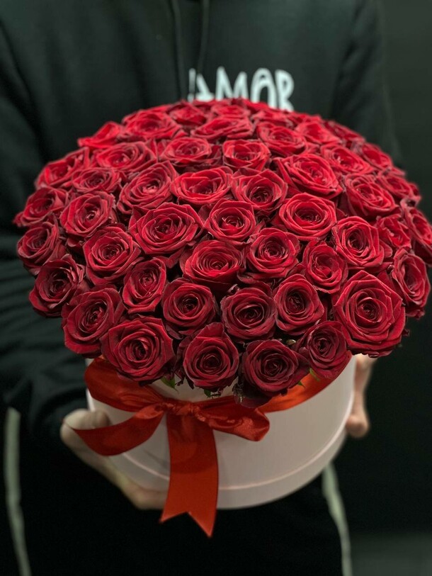 51 красная роза в шляпной коробке "леди розы", артикул F1240201 - 16160 рублей, доставка по городу. Flawery - доставка цветов