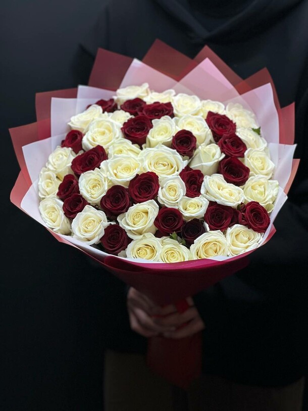 Букет 51 роза микс, артикул F1241667 - 13996 рублей, доставка по городу. Flawery - доставка цветов