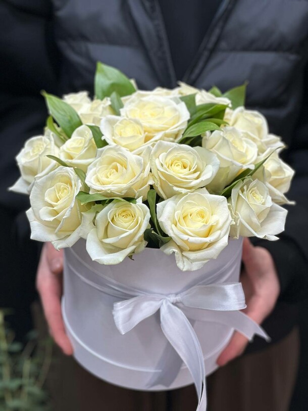 Белые розы в шляпной коробке, артикул F1241759 - 7248 рублей, доставка по городу. Flawery - доставка цветов