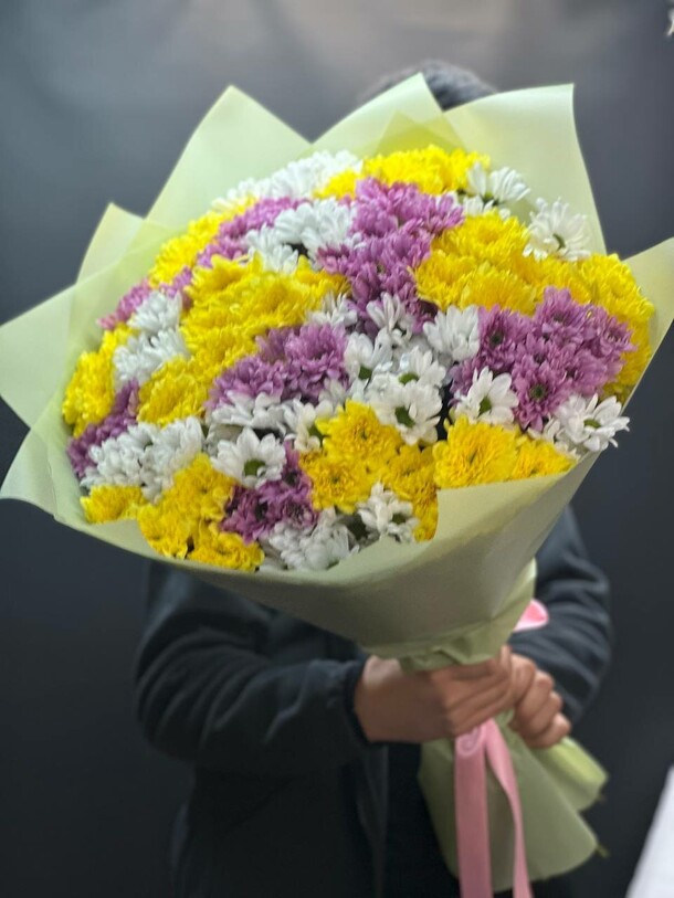 Букет из 29 микс хризантем, артикул F1243889 - 7900 рублей, доставка по городу. Flawery - доставка цветов