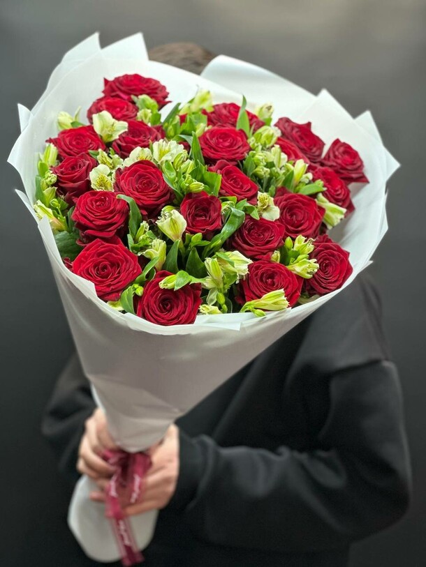 Букет красных роз и белых альстромерий, артикул F1243895 - 9571 рублей, доставка по городу. Flawery - доставка цветов